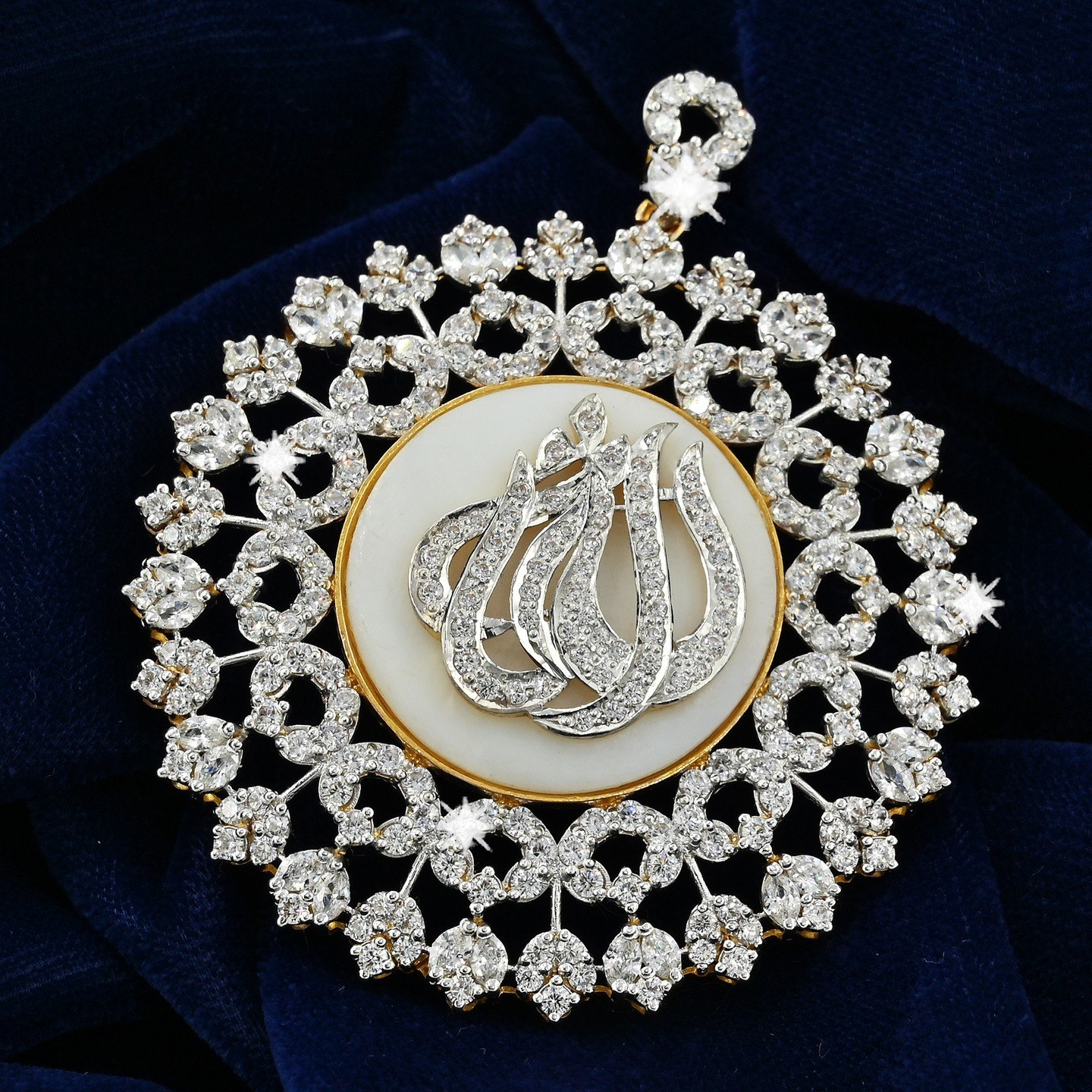 _kundan_jeweller_1662041372_2917736966615758658_54386949274 Gold Pendant with Islamic “Allah” Design - Image 1